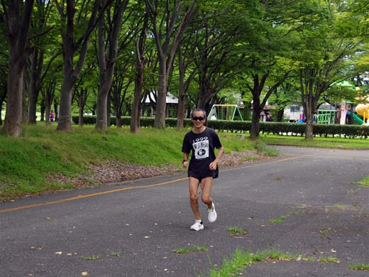 小真木原運動公園にて(3時間走を走る菊地光男さん) 〜2025 勝手に鶴岡100kmマラソン〜 小真木原運動公園にて(3時間走を走る菊地光男さん) 〜2025 勝手に鶴岡100kmマラソン〜